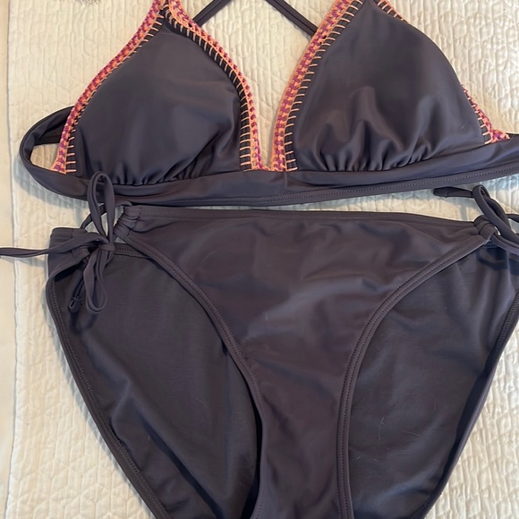 Bikini - Picture 1 of 2